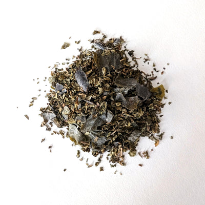 Loose-leaf flakes of kelp mixed with peppermint leaves